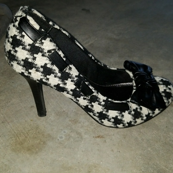 Shoes - Picture 4 of 7